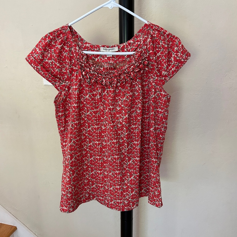 Banana Republic Red White Geometric Print Blouse w/ Elasticized Ruched Neckline